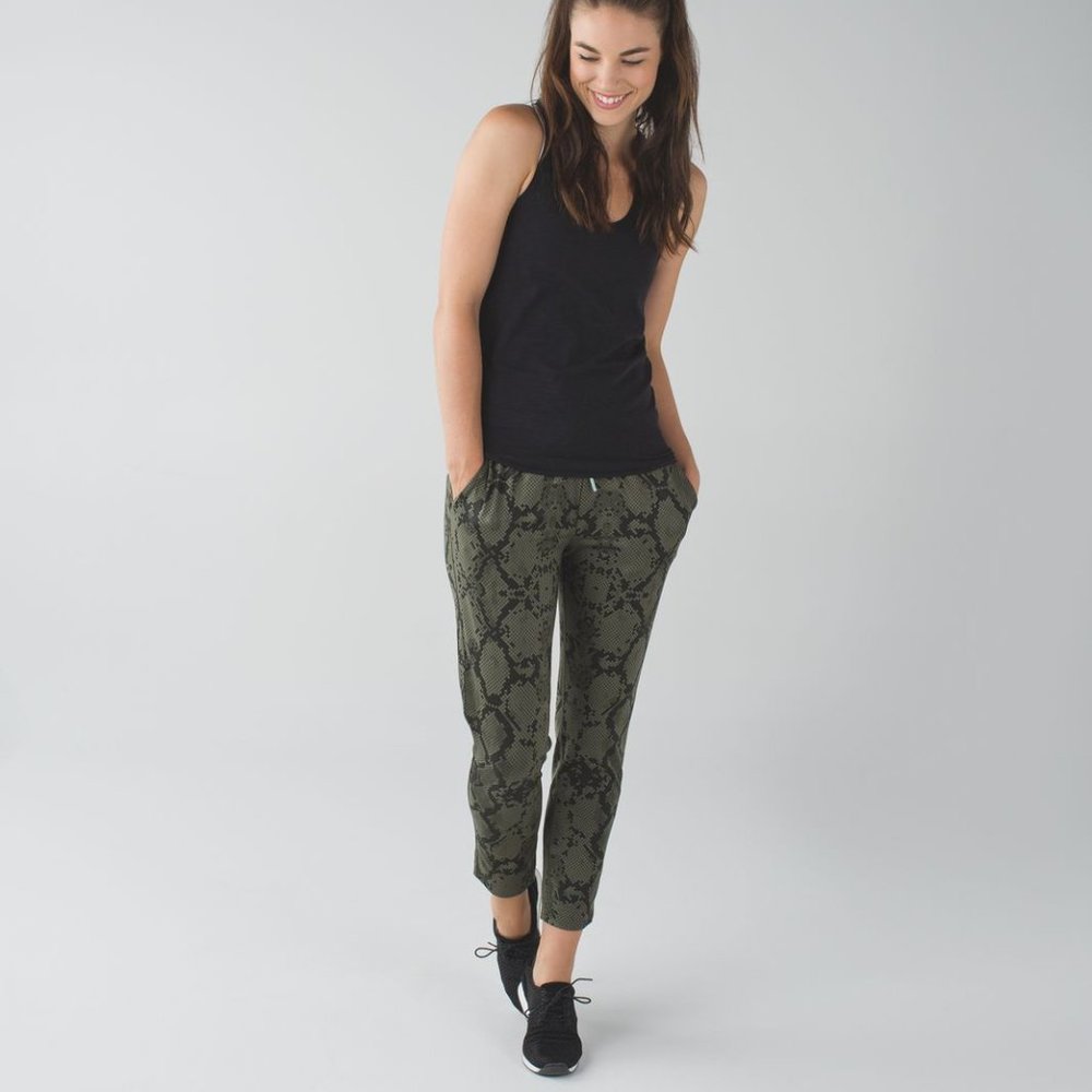 Size 4 - Lululemon Jet Crop (Slim) *Luxtreme